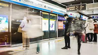 8K实拍城市交通上下班高峰期地铁人流延时视频的预览图